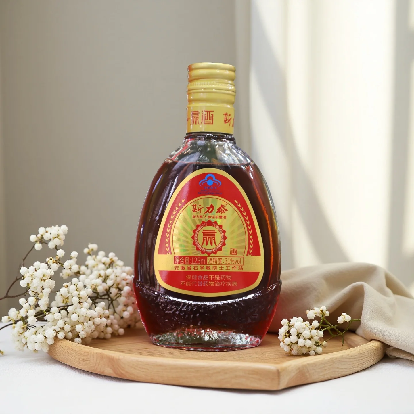 金枪霸王酒泡制过程展示：透明玻璃罐中浸泡着多种中药材的琥珀色酒液_1