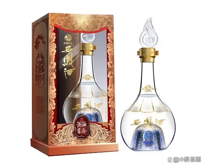 家庭聚餐桌上，摆着几瓶性价比高的口粮酒，营造出温馨实在的送礼与饮用场景。_1
