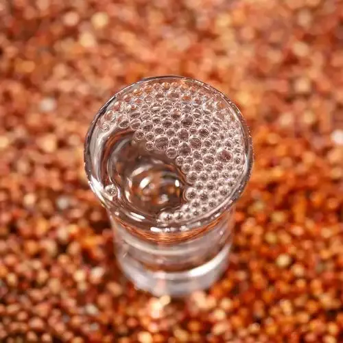 专业酿酒师工作台展示不同酒度的粮食酒样品及密度测量工具_1