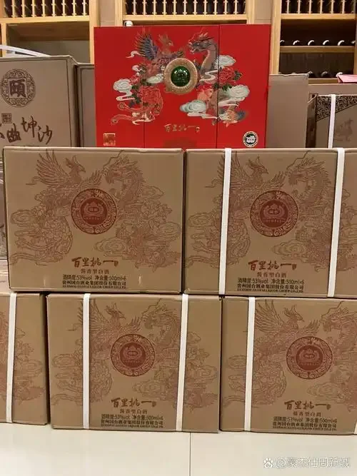 不同年份酱香酒颜色对比，从左至右分别是3年、8年、15年陈酿，展示酱香酒随年份增长的颜色变化_1