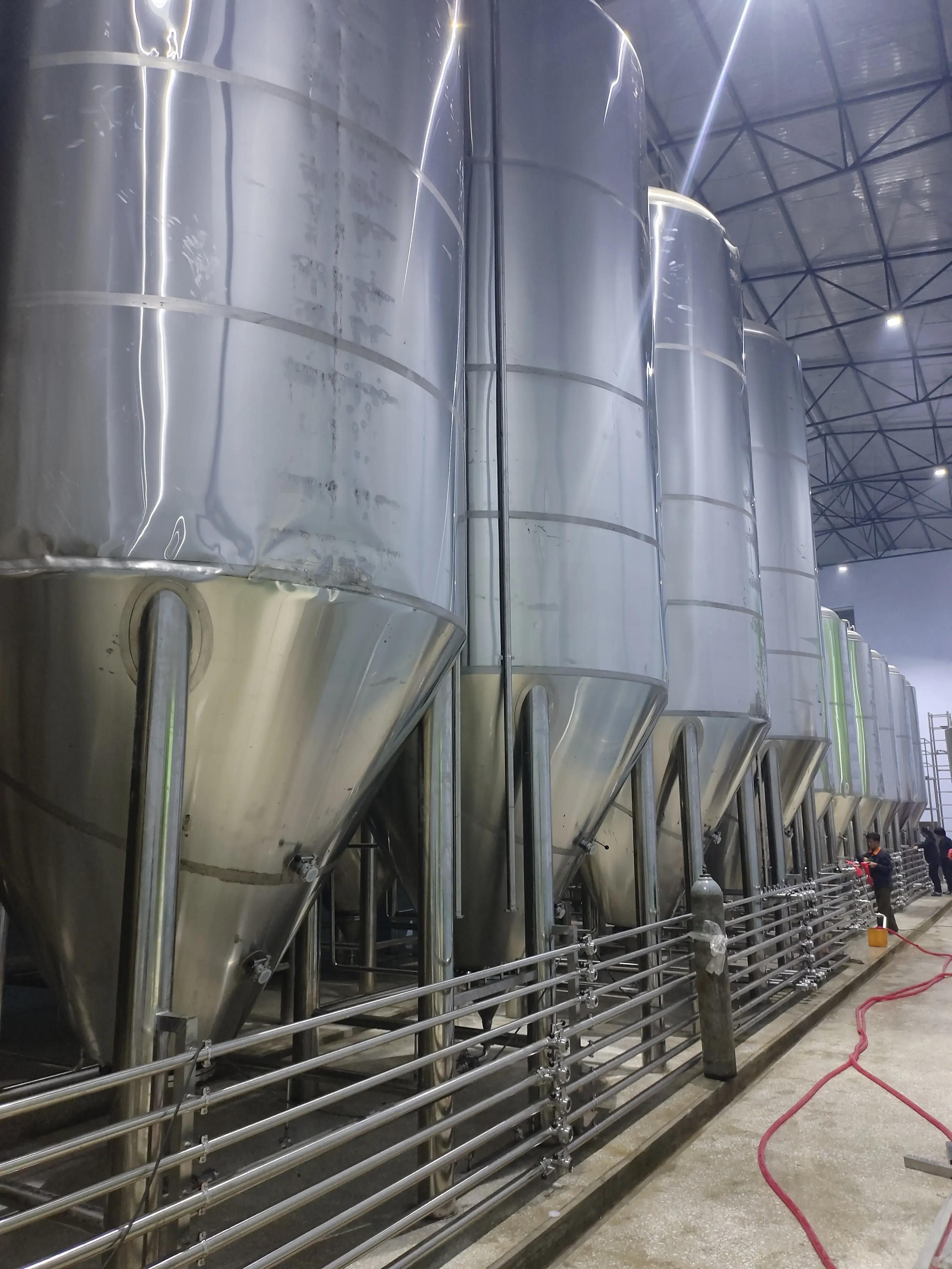 厨房台面上三种不同档次的自酿啤酒机对比：入门款、进阶款和专业款_1