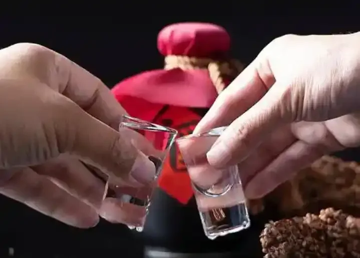 适合长期储存的白酒类型展示，包括陶瓷酒坛和玻璃瓶装酒，营造出陈年酒窖的宁静氛围_1