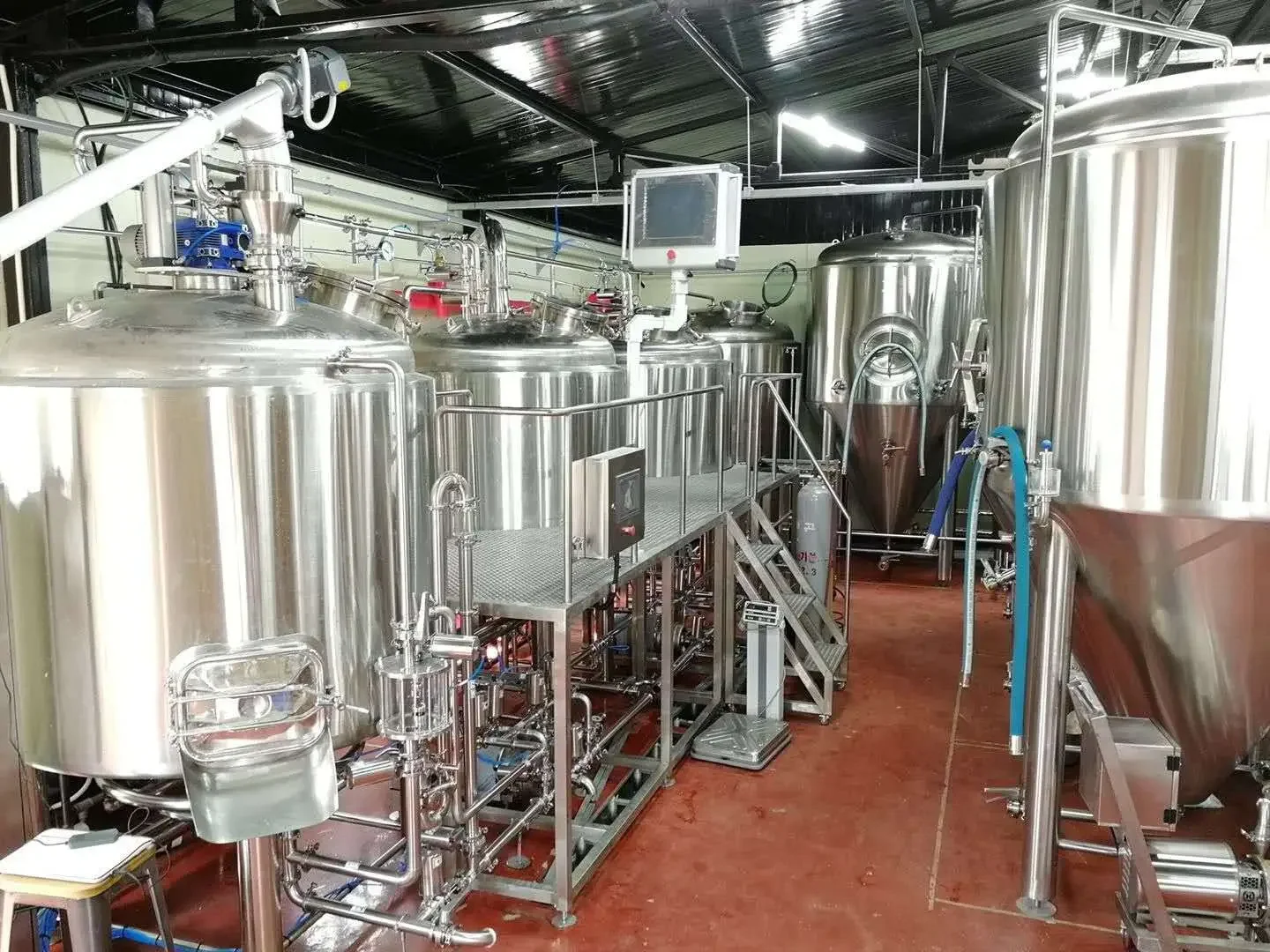 酿酒师正在仔细检查二手蒸馏设备内部状态_1