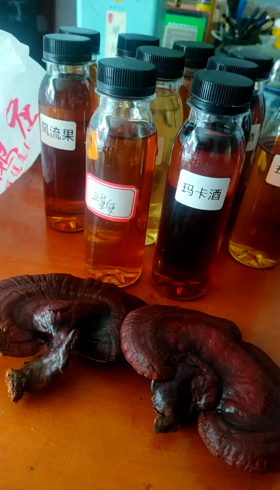 正在浸泡中的药材酒，黄冰糖在酒液中融化，旁边放置着未使用的冰糖和工具。_1