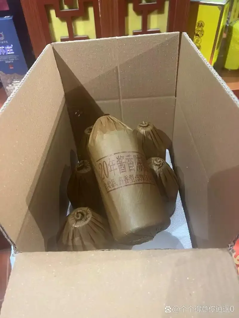 资深酿酒师对比真空袋与传统方法封存的白酒，探讨不同收藏方式的优劣_1