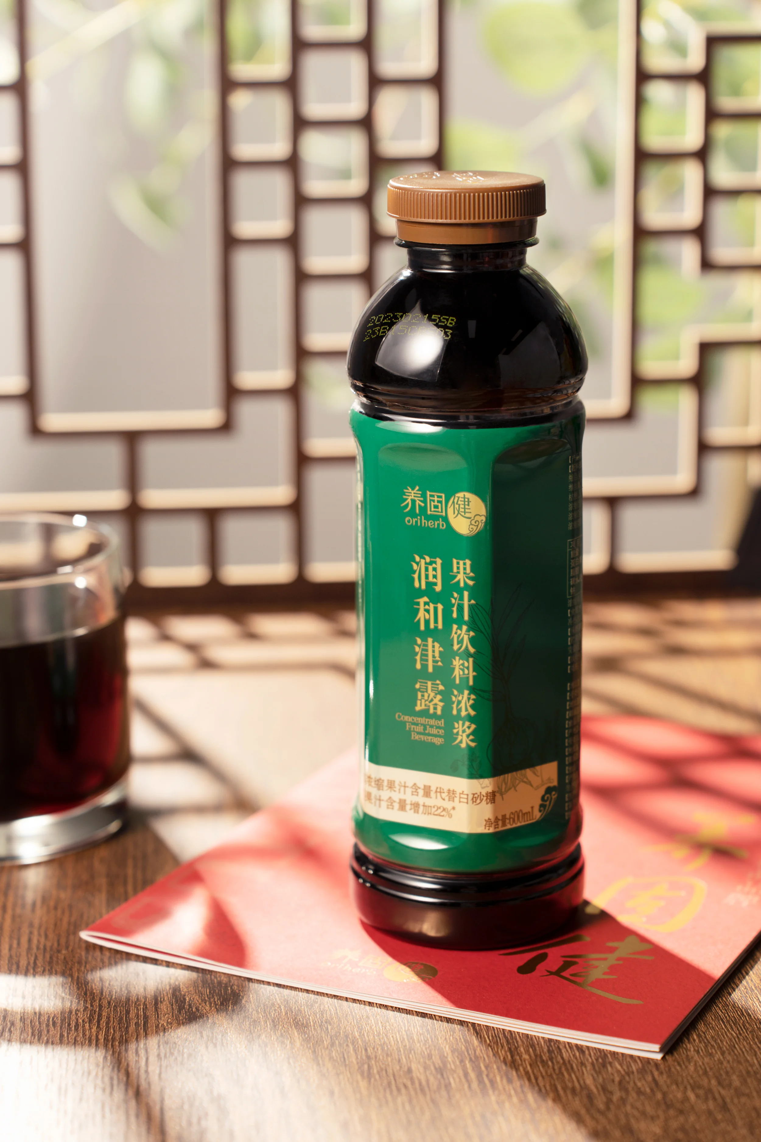 古朴陶坛中浸泡的半枫荷枝叶特写，周围散落着干叶和枸杞，展现传统半枫荷泡酒的制作场景。_1