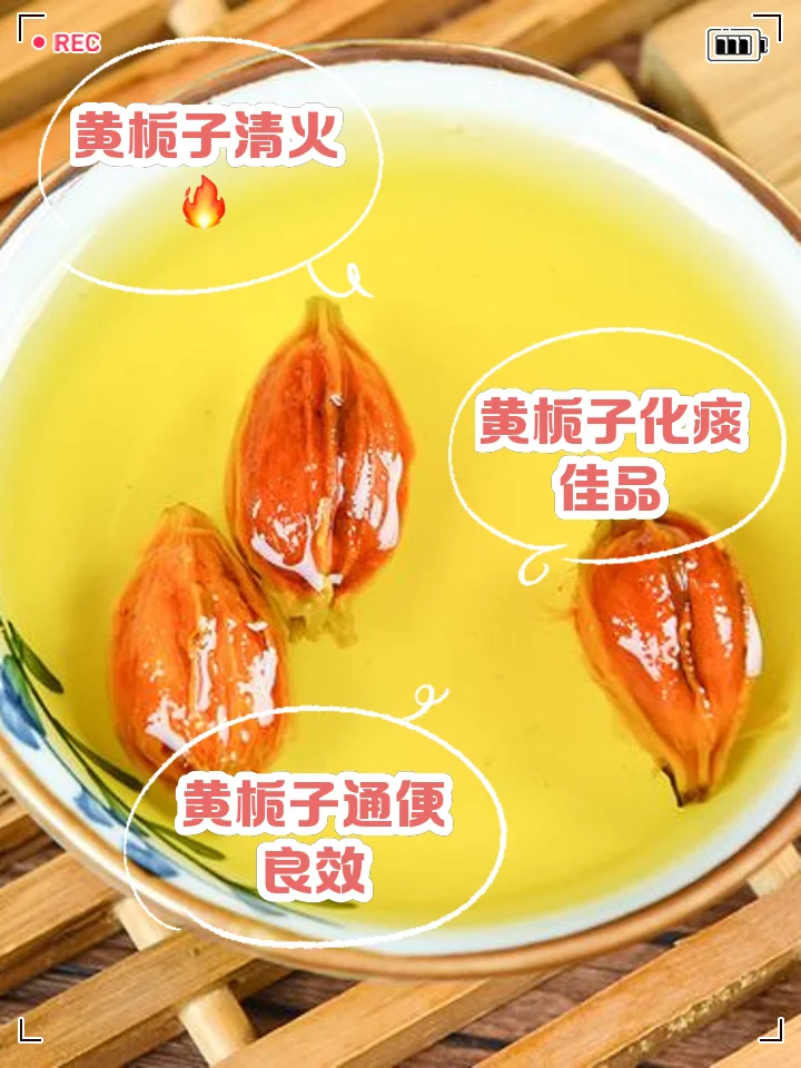酿酒师手持干黄栀子与白酒，准备制作黄栀子泡酒的工作台场景_1