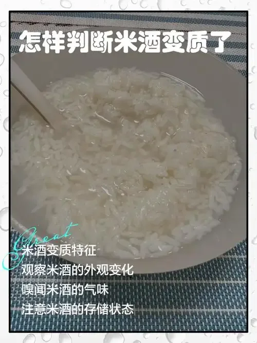 酿酒师对比展示：左边玻璃杯为清澈的粮食原酒，右边玻璃杯为加水后呈现乳白色浑浊的酒液_1