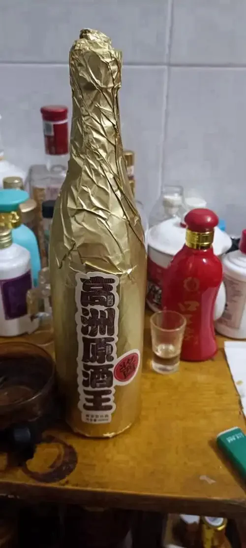 资深酿酒师在品鉴和讲解如何挑选好喝的纯粮食酒_1