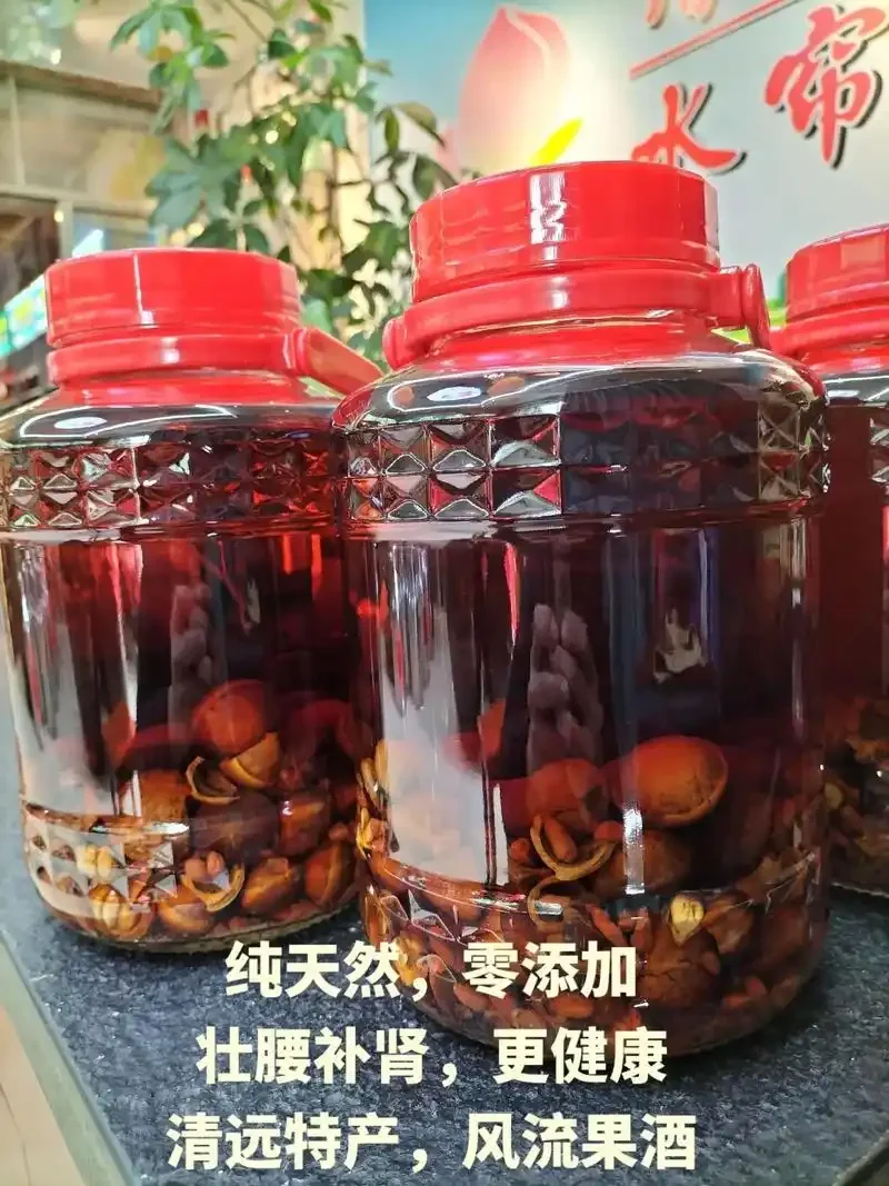 正在进行中的风流果泡酒：透明玻璃罐中琥珀色酒液浸泡着风流果、枸杞和红枣，旁边摆放着未处理的果实、刀具和原料_1