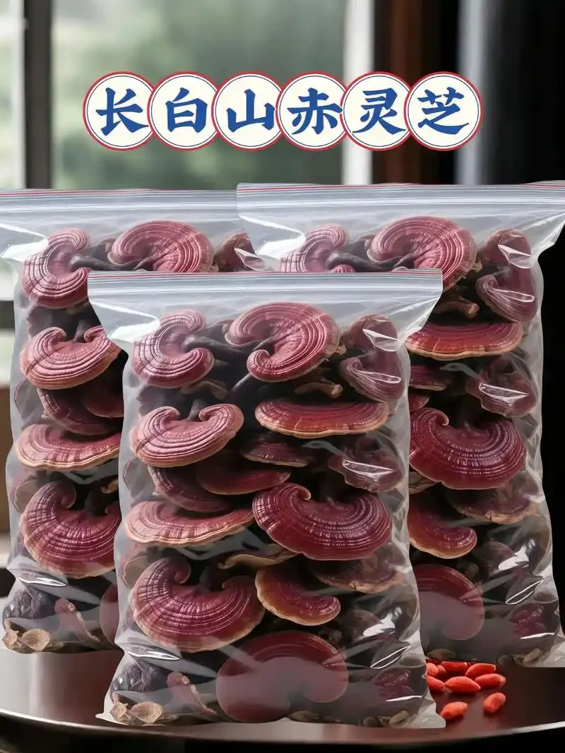 玛咖灵芝酒浸泡过程特写：玻璃罐中的白酒与药材清晰可见，旁边是准备的其他辅料和称量工具。_1