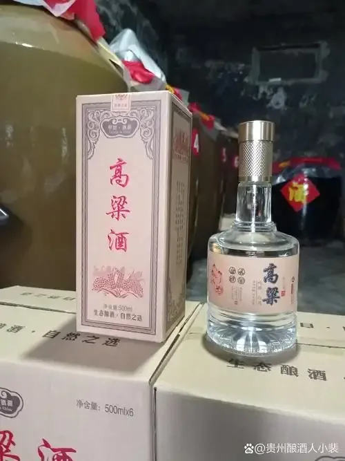 酿酒师手中红润的高粱粒与清澈琥珀色高粱酒的特写对比图_1