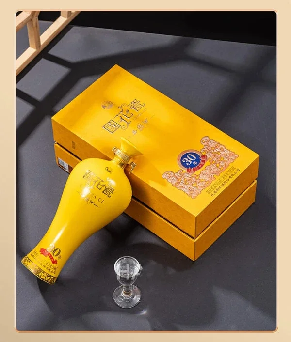 酿酒师用‘手心手背’法感知清瓷酒酒体温度与状态的传统技艺_1