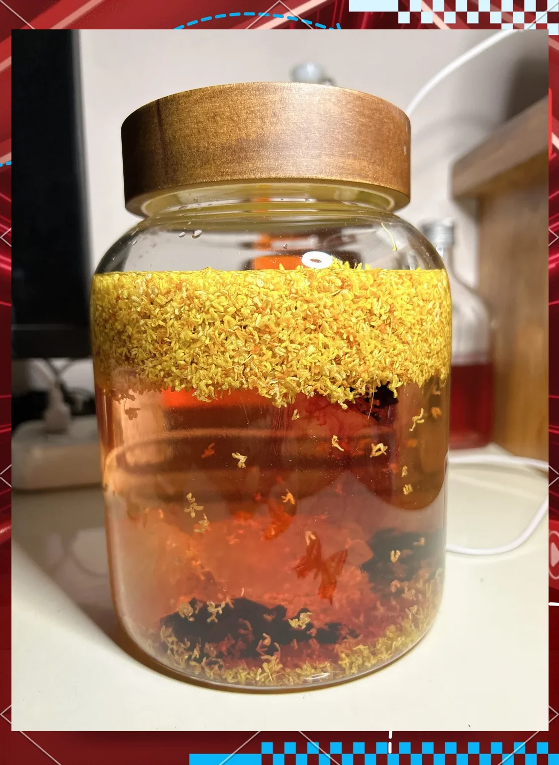 家庭自制桂花酒：透明玻璃罐中金黄透亮的酒液与桂花，旁边摆放着桂花、冰糖和白酒原料。_1