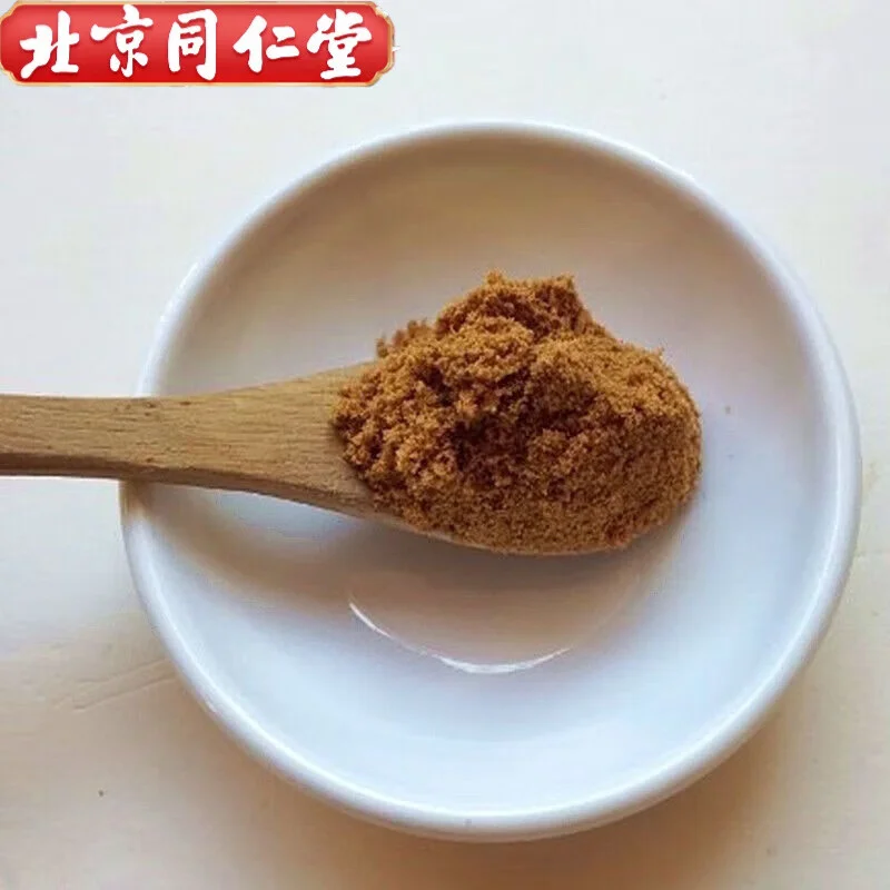 专业处理鲜狗鞭泡酒前的清洗步骤特写：双手正在用细软管冲洗狗鞭尿道内部，旁边摆放着已初步处理干净的鞭体。_1