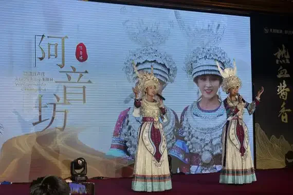 酿酒工作台上散落的天邦酒曲产品及酿酒工具特写_1