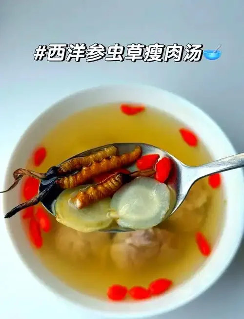 虫草三七泡酒成品展示：玻璃罐中金黄色的酒液，清晰可见虫草和三七，旁边是处理药材的工具。_1