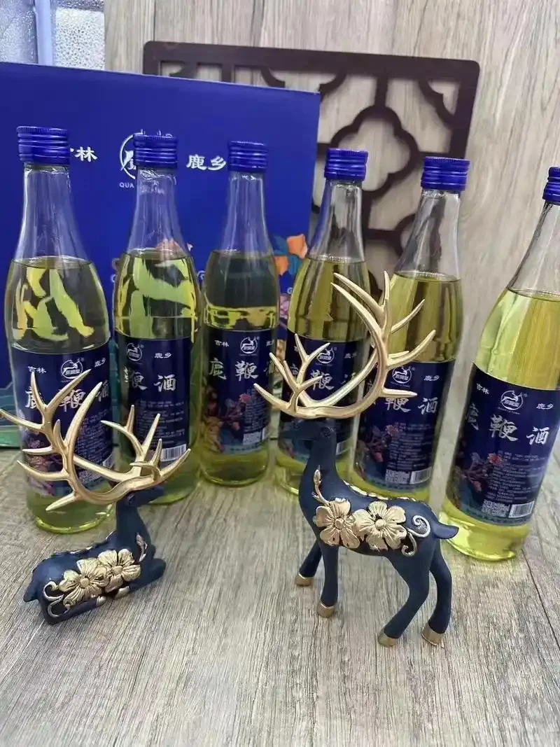 鹿鞭酒泡制过程展示：广口玻璃罐中琥珀色酒液浸泡着鹿鞭、人参、枸杞等药材。_1