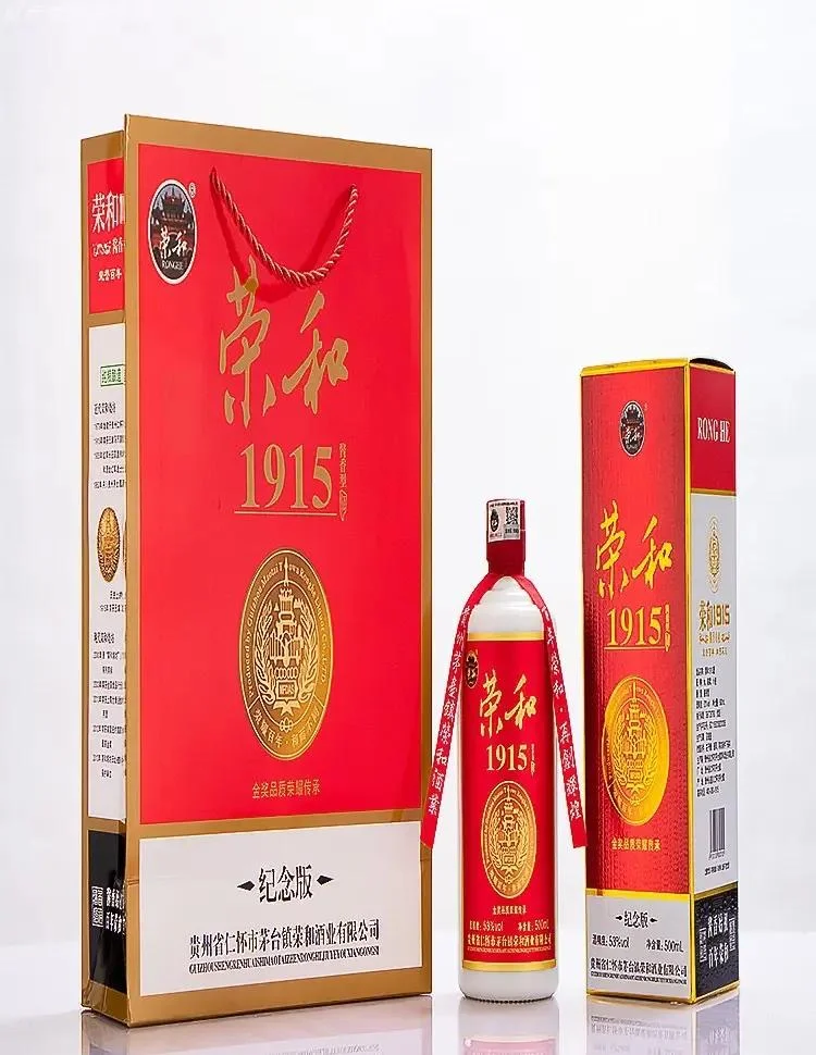 贵州茅台镇酿酒师检查坤沙工艺发酵酒醅，背景为赤水河与传统酒厂_1