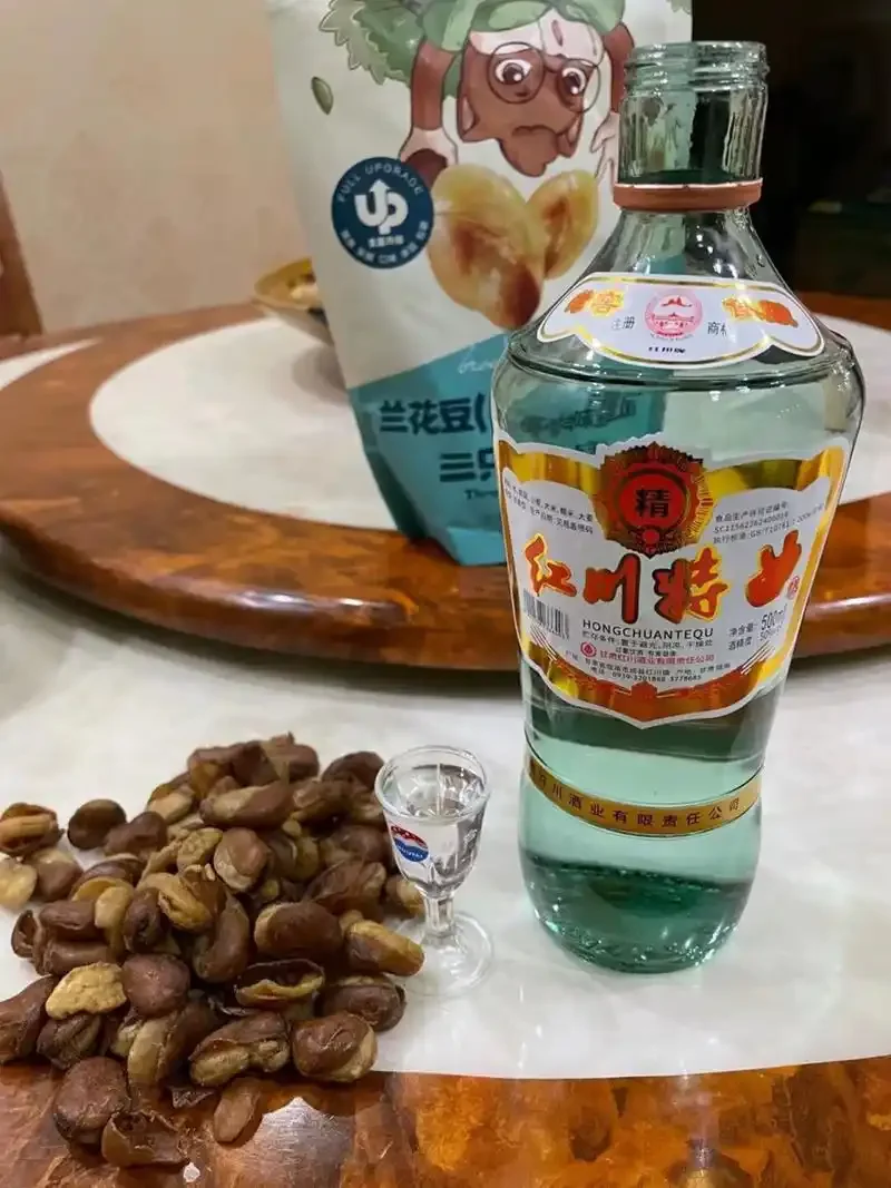 红川特曲酒瓶特写，聚焦配料表与标准号，背景为传统酿酒陶坛与粮食原料_1