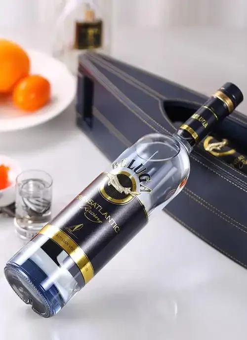 三款不同档次伏特加酒瓶对比静物图：基础款、经典中档款与奢华顶级款_1