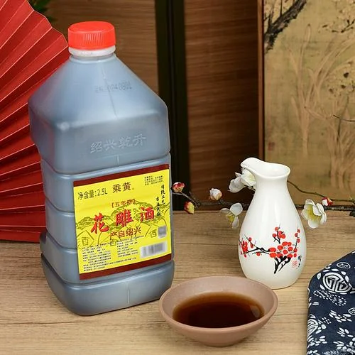 真假花雕酒色泽对比图：左侧为正品花雕酒，呈现清澈的琥珀色；右侧为疑似假酒，颜色暗淡浑浊。_1