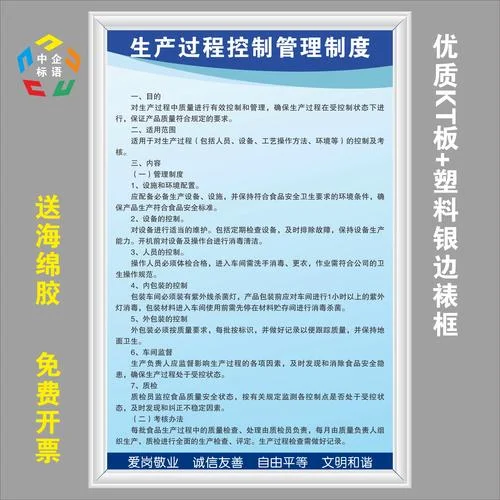 酿酒师在车间检查陶坛封口，专注管理酒厂生产细节_1