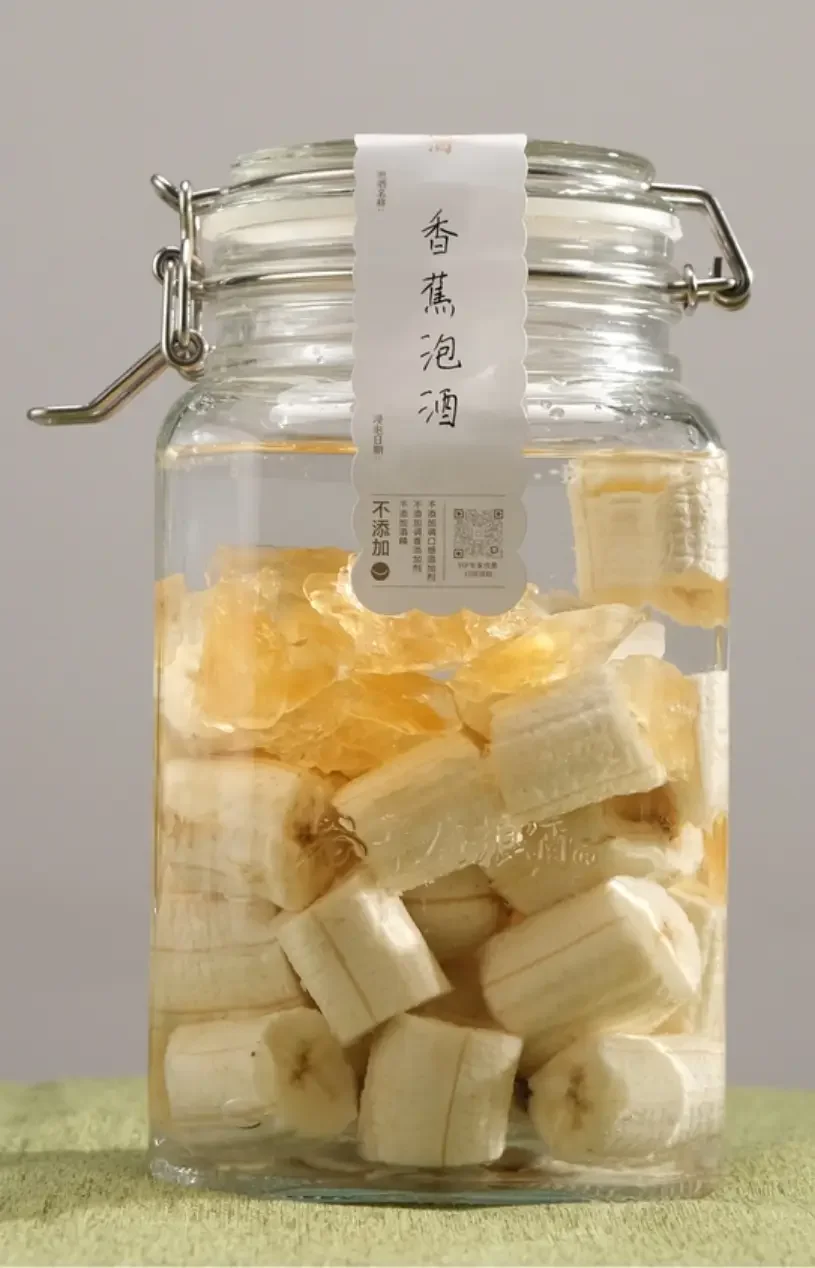 不同香型白酒与玻璃泡酒罐对比图，展示清香、浓香、酱香白酒如何搭配人参、枸杞等药材进行浸泡。_1