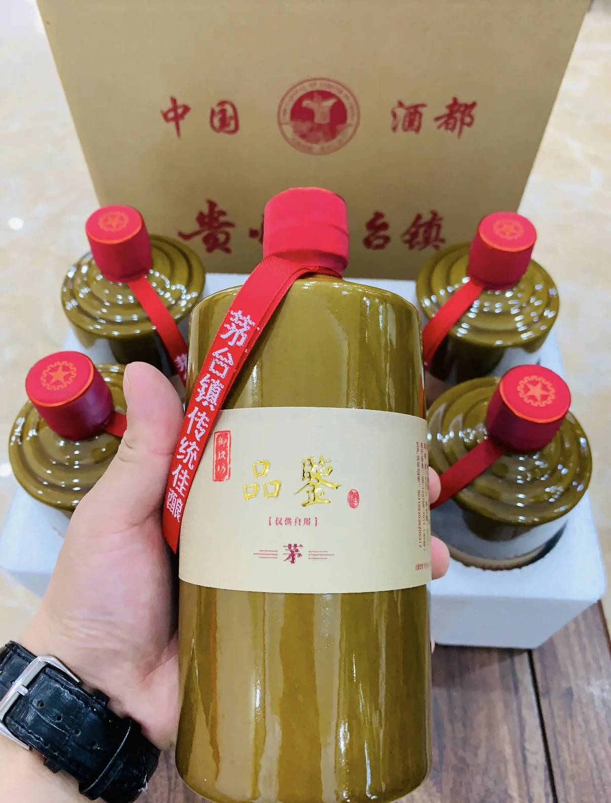 一个充满氛围感的私人酒窖，木架上陈列着多瓶经典的53度白酒，象征着长期储存的陈年魅力和价值。_1