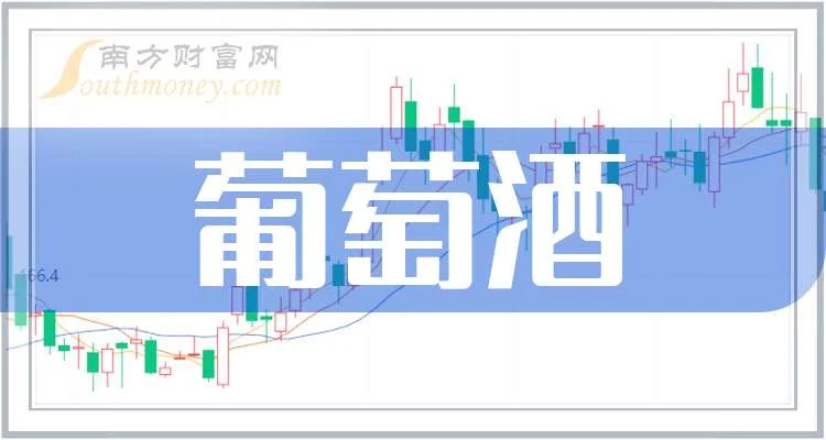 一杯白酒、高粱与写满行业关键词的笔记本并存，展现酿酒工艺与资本市场的深度关联。_1