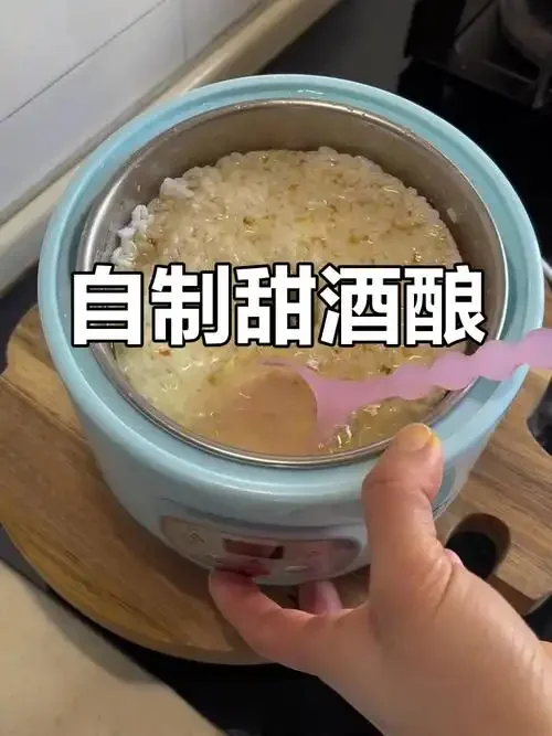 使用酸奶机制作成功的家用自制米酒特写，米粒饱满，酒汁清澈，旁边放着酸奶机。_1
