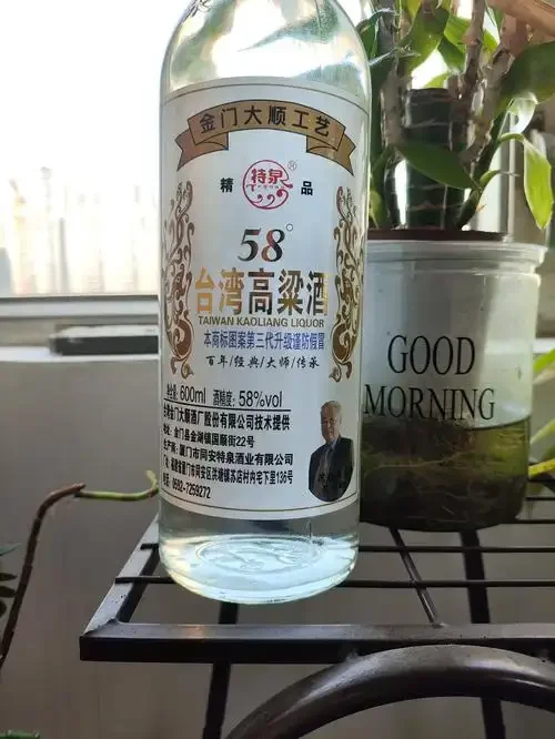 高粱酒与包谷酒对比静物图：两杯白酒分别配以红高粱与黄玉米，展示原料与成酒的关联。_1
