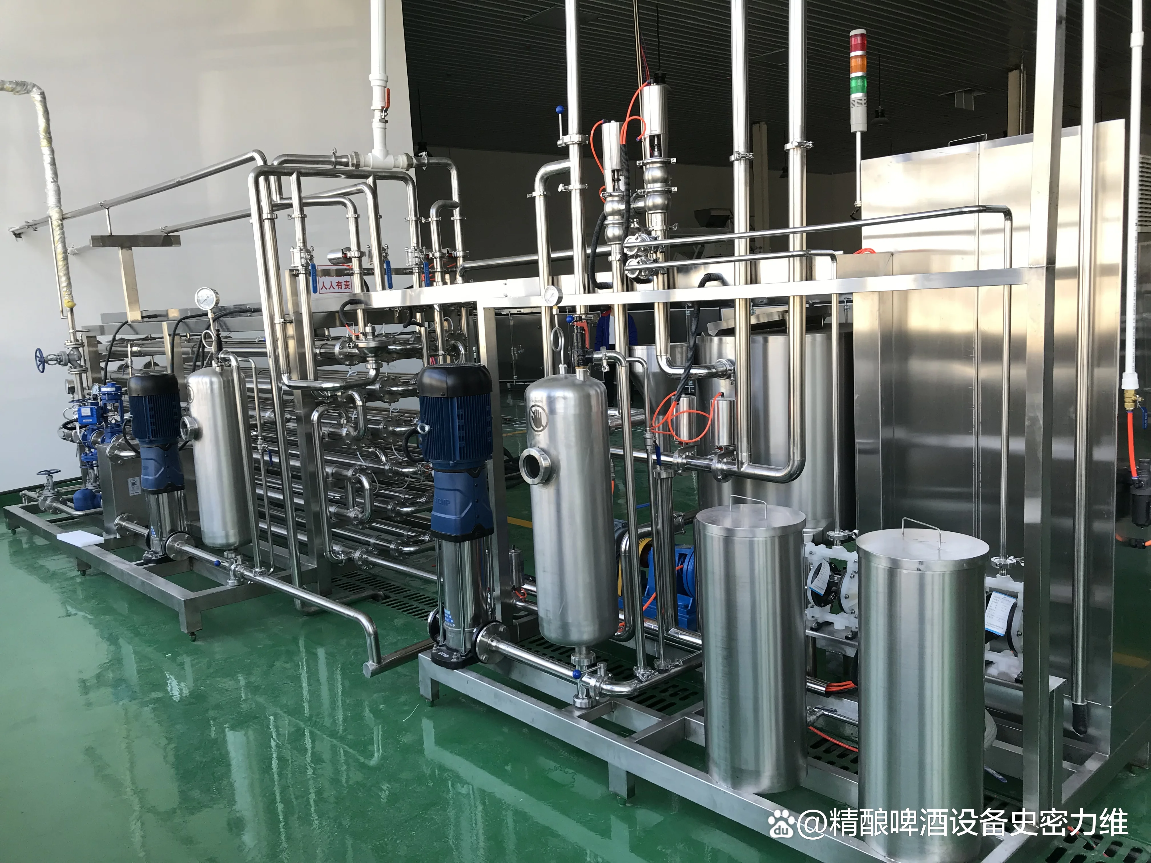 微型精酿啤酒工坊内部，展示不锈钢鲜啤酿造设备和啤酒龙头出酒场景_1