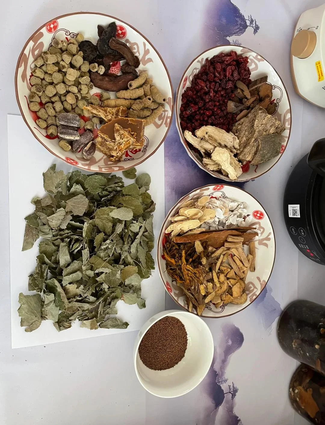 用透明玻璃罐泡制的首乌巴戟酒静物照，展示药材与酒液的色泽和状态。_1