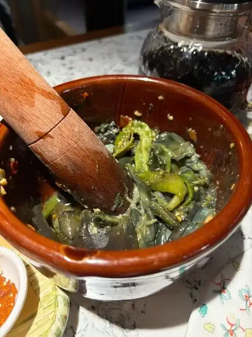 酿酒师正在手工混合蓼草与酒曲原料，用于制作传统蓼酒_1
