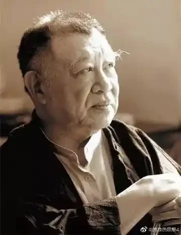 一罐自制的琥珀色首乌大补酒与中药材原料摆在木桌上，展示了家庭泡制药酒的场景_1