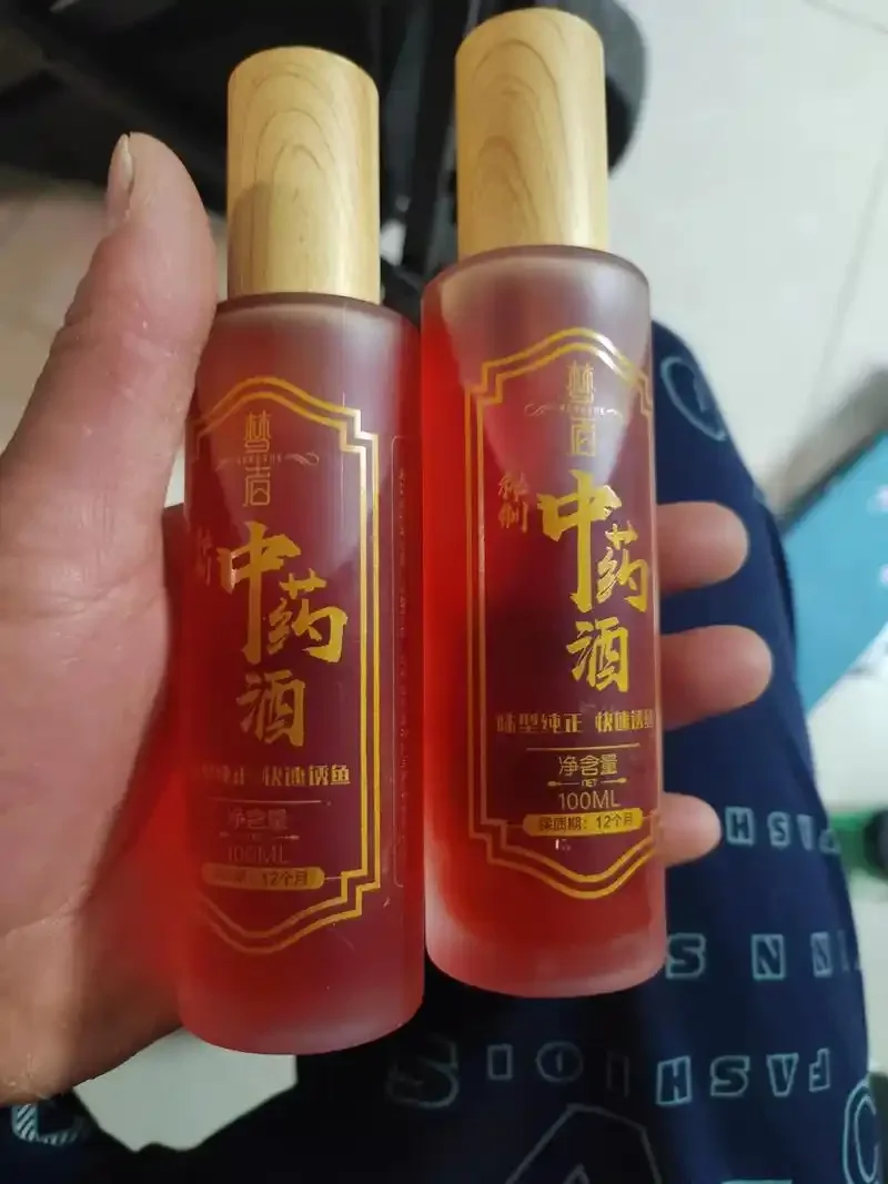 一瓶自制的中药钓鱼酒，内泡多种药材，置于湖畔木桌上，旁边有鱼竿和手写配方，氛围宁静写实_1