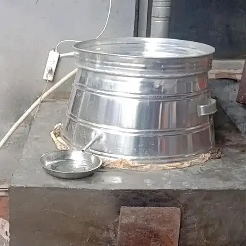 青海酿酒师在高原阳光下，讲解适用于当地气候的不锈钢酿酒设备的关键部件_1