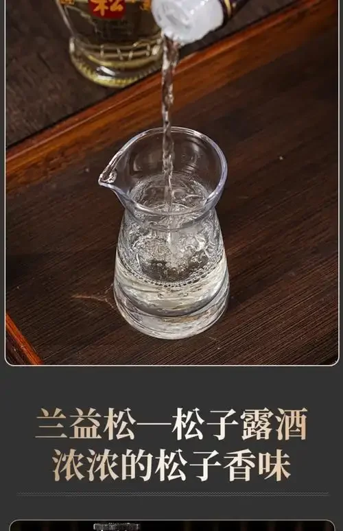 家庭自制松露泡酒：透明玻璃罐中浸泡着黑松露，旁边放着冰糖，展示专业酿酒过程_1