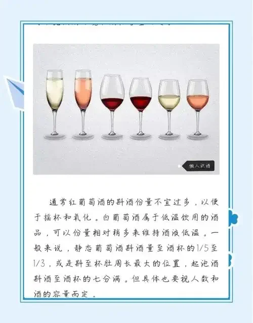 正在用古朴棕色陶制酒樽向白瓷杯斟酒的特写画面_1