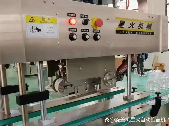 专业酿酒师在家庭工坊内操作一台现代化的不锈钢全自动米酒酿造设备_1