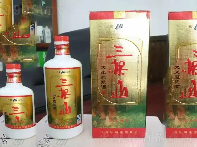 传统酿酒车间内，一瓶琥珀色的猪宝宝酒特写，背景是陶坛和酿酒工具。_1