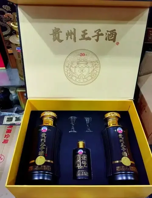 酿酒师工作台一角，木架上陈列着不同年份的白酒，用于讲解存放条件_1