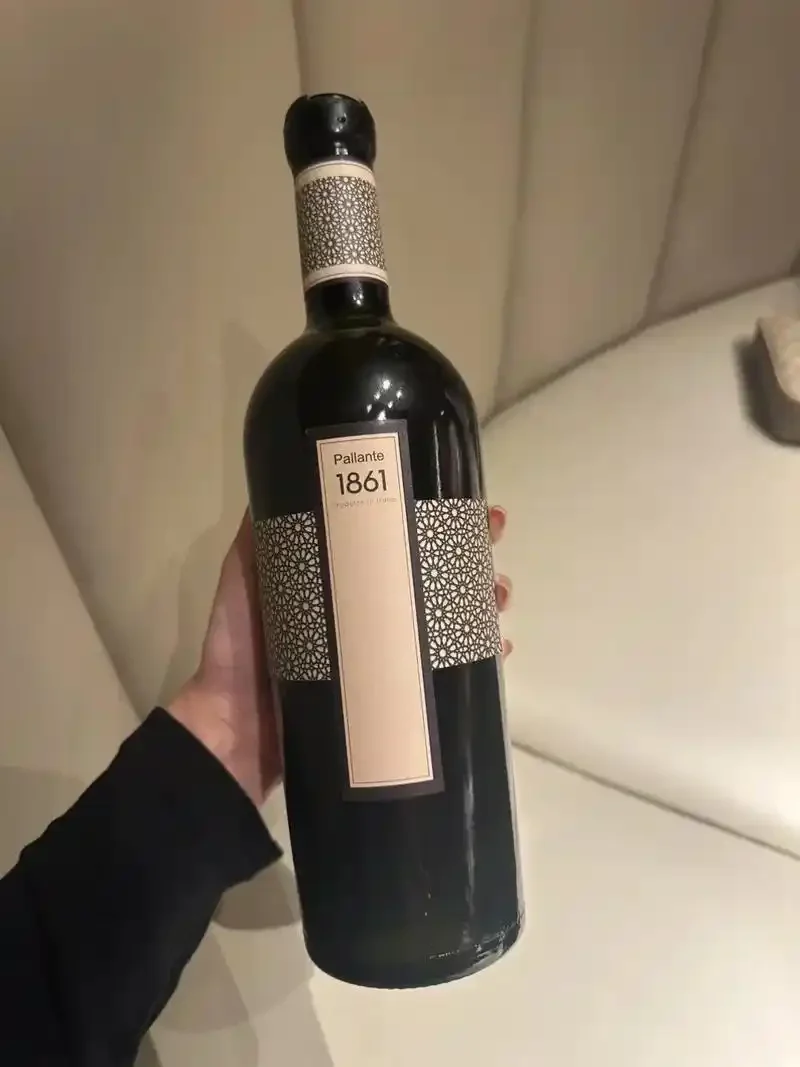 三种不同颜色的葡萄酒对比：白葡萄酒、红葡萄酒（干红）和桃红葡萄酒，搭配葡萄和橡木桶切片，展示葡萄酒家族的多样性。_1
