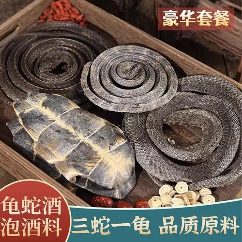 传统泡酒师傅在向装有蛇干的玻璃酒坛中添加当归和枸杞等中药材_1