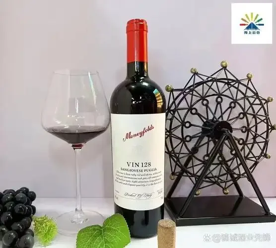 酿酒工作台上的发酵罐与新鲜葡萄，展示葡萄酒酿造的初始环节_1