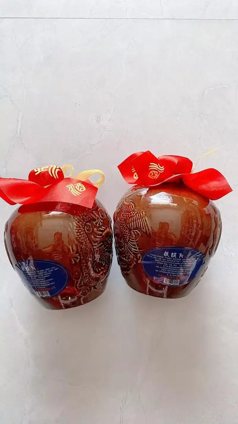 陶瓷、紫砂与玻璃三种材质酒坛的实物对比图，用于长期储存白酒的容器选择参考_1