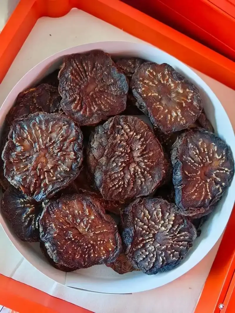 肉苁蓉泡酒成功与失败对比图：左罐浑浊有杂质，右罐清澈透亮，展示正确预处理的重要性。_1