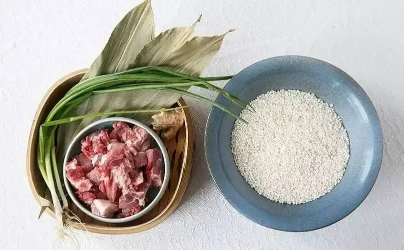 厨师在炒菜时向锅中添加料酒的场景，料酒入锅产生蒸汽，展示了烹饪中的实际应用。_1