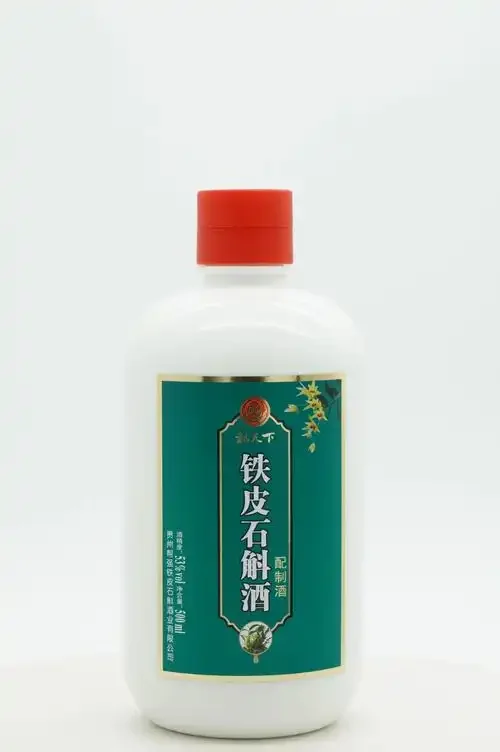 铁皮石斛泡酒实物展示：玻璃酒坛中的琥珀色石斛酒、新鲜的铁皮石斛条与干花_1